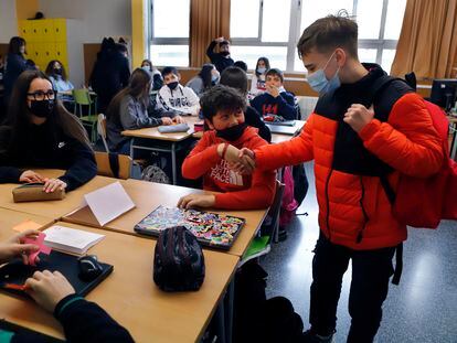 Yoroslao, escolar ucranio, saluda a sus compañeros del instituto de Matadepera (Barcelona), el pasado 18 de marzo.