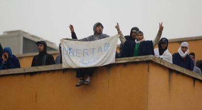 Inmigrantes durante la protesta en el techo del CIE de Aluche (Madrid).