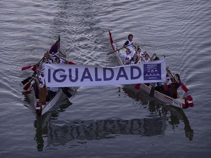 Acción en el Gualdaquivir reclamando igualdad entre hombres y mujeres.