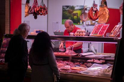 Un carnicero trabaja en su puesto del mercado de Triana de Sevilla, este viernes.