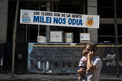 Un cartel que argumenta que Milei odia a las instituciones del fútbol argentino, en las calles de Buenos Aires.