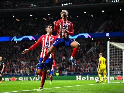 Morata y Griezmann, tras el tercer gol del Atlético, marcado por el francés.