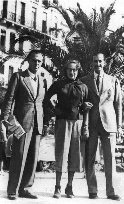 Desde la izquierda, Adolfo Bioy Casares, Silvina Ocampo y Enrique Luis Drago, en Cannes en 1949.