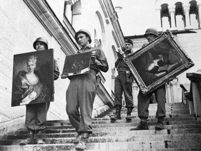 Soldados estadounidenses rescatan en 1945 del castillo Neunschwanstein de Fussen (Alemania) tres valiosos cuadros de colecciones expoliadas por los nazis. 