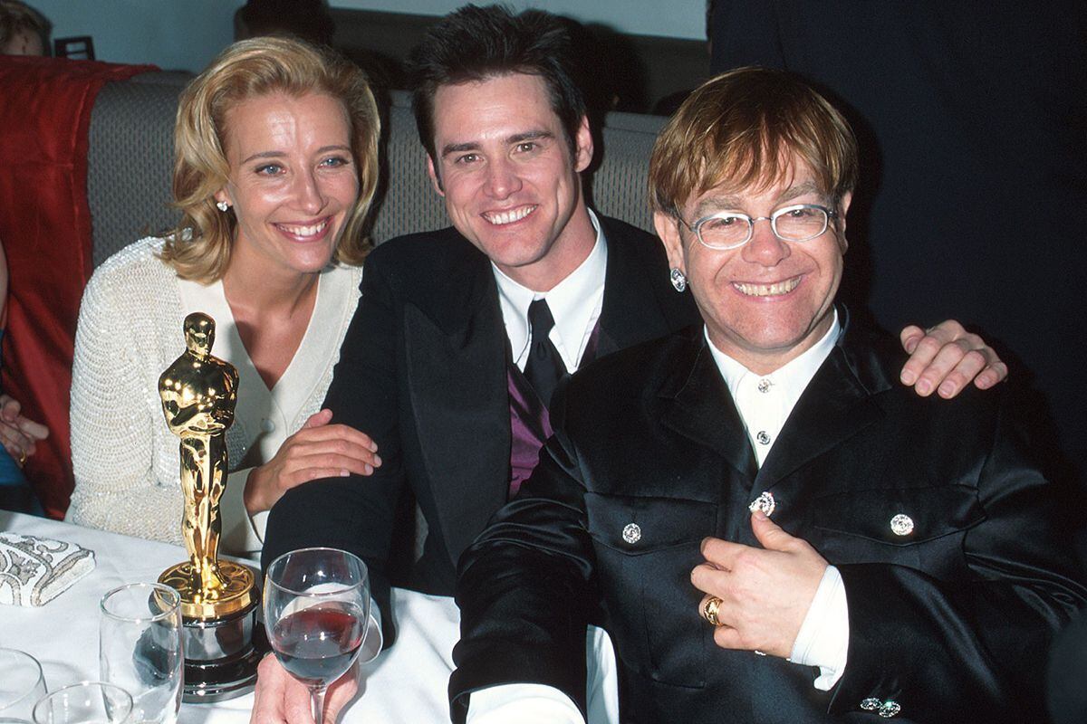 Emma Thompson posa con su segunda estatuilla junto a Jim Carrey y Elton John en la fiesta del segundo.