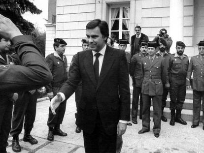 Un guàrdia civil saluda González a la Moncloa, després de prendre possessió el 1982.