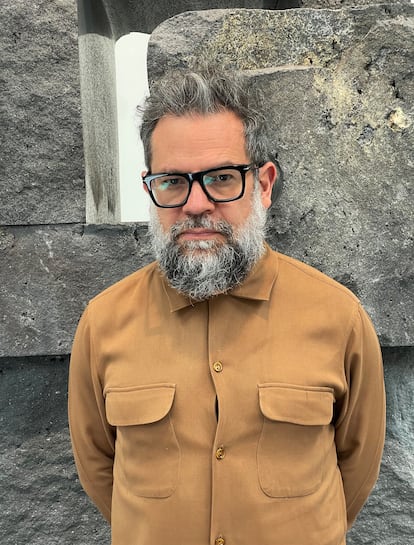 Pedro Reyes posa frente a su escultura 'Tlatoani'. 