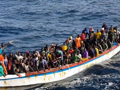 Cayuco con el motor averiado rescatado por el marisquero Riodomar Cuarto con 215 inmigrantes a bordo en aguas mauritanas.