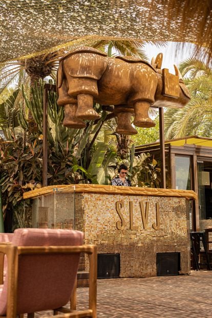 El rinoceronte es uno de los símbolos más distintivos de la decoración del Salvaje, en Puerto Banús.