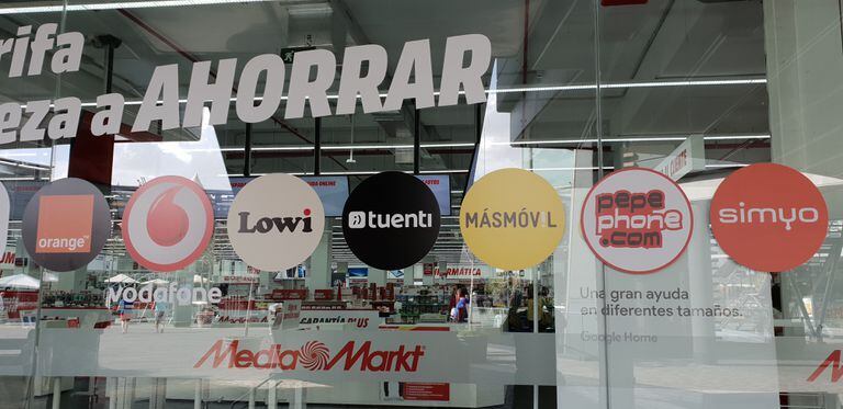 Marcas de compañías móviles en una tienda de Media Markt.