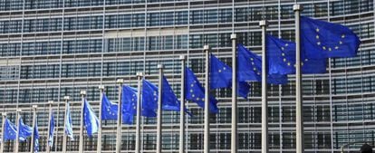 Detalle de las banderas de la Unión Europea que ondean frente a la sede de la Comisión Europea en Bruselas. 
 