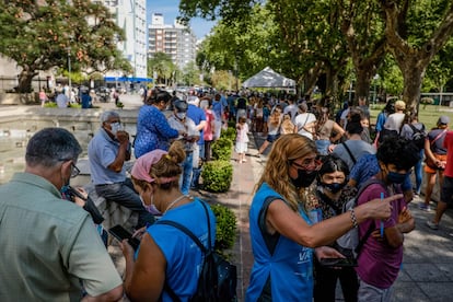Decenas de personas esperan por un test de antígenos en la ciudad balenaria de Mar del Plata, 400 kilómetros al suroeste de Buenos Aires, el 29 de diciembre de 2021.