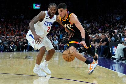 Devin Booker dribla frente a Leonard en el segundo partido de la serie.