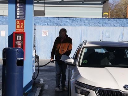 Un  hombre reposta en una gasolinera de Madrid.