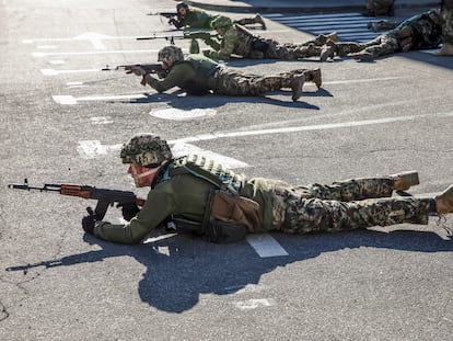 Entrenamiento de soldados de las Fuerzas de Defensa territorial en Kiev, el pasado martes.