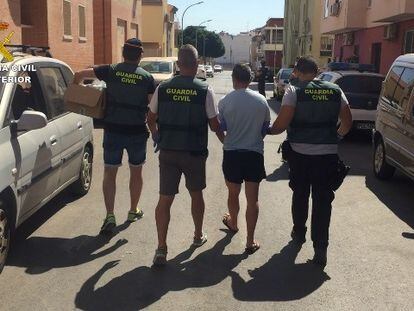 Traslado de uno de los 10 detenidos por prostitución de cinco menores en Almería.