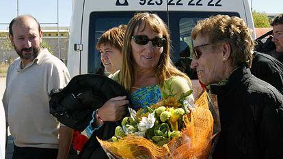 La etarra Mercedes Galdós (en el centro) recibe un ramo de flores a la salida de la cárcel de Topas (Salamanca).