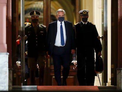 El presidente de Argentina, Alberto Fernández, sale de la Casa Rosada en la noche del 15 de septiembre de 2021.