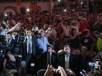 Carles Puigdemont (I) y Oriol Junqueras (C) en el inicio del acto.