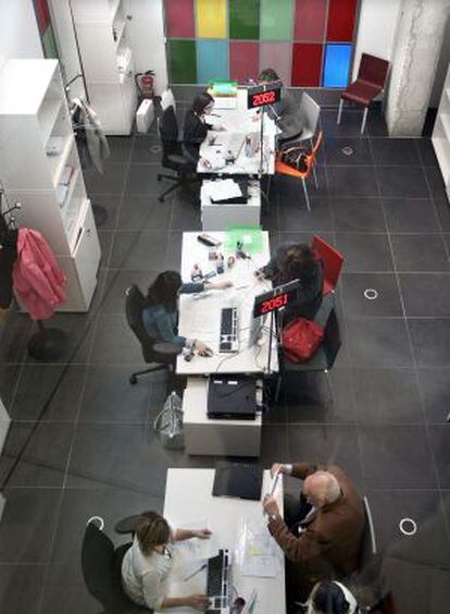 Ciudadanos atendidos en una Administración madrileña.