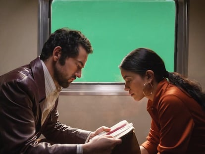 Luis Gerardo Méndez y Paulina Gaitán en una escena de la serie 'Belascoarán'.