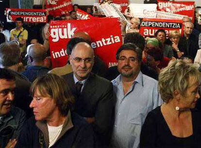 Los socialistas Rodolfo Ares y Jesus Egiuguren, frente a simpatizantes de ANV.