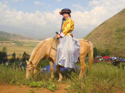 La escritora Choo Waihong, vestida con un traje tradicional mosuo.