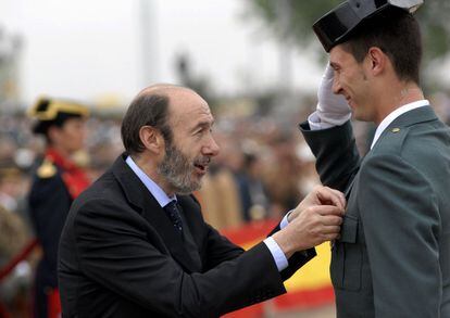 Alfredo Pérez Rubalcaba impone una medalla a uno de los guardias civiles de la Academia de Baeza, el 4 de mayo de 2007. 