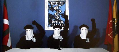 La organizaci&oacute;n terrorista vasca anuncia el fin de la violencia en octubre de 2011.