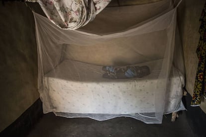 Una niña se echa la siesta bajo una mosquitera tratada con insecticida. Uganda, diciembre 2018.