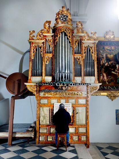 David Rivas tocando el órgano del monasterio de Sancti Spiritus.