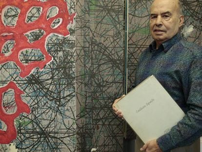 El artista José Luis Alexanco sostiene un ejemplar de la edición príncipe de la Constitución de 1978, en su estudio de Madrid.