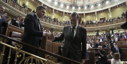 Rajoy saluda a Pedro Sánchez tras perder la moción de censura.