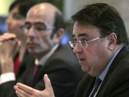 El presidente del operador español del sistema gasista Enagás (d), Antonio Llardén, y el consejero delegado, Marcelino Oreja.