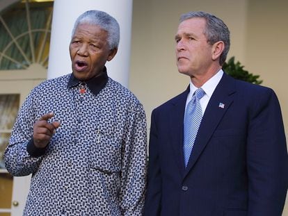 El expresidente de Estados Unidos, George W. Bush, y el expresidente de Sudáfrica, Nelson Mandela, en un homenaje en Washington D.C. a las víctimas de los atentados del 11-S el 12 de noviembre de 2001.