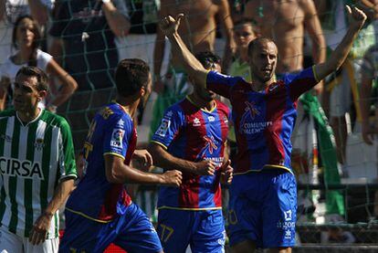 Juanlu celebra el gol de la victoria.