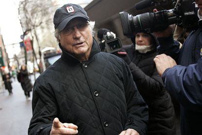Bernard Madoff se dirige hacia su domicilio el 17 de diciembre de 2008, poco después de que saltara el escándalo que lo llevó a la cárcel.