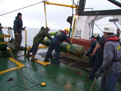 Operarios de Odyssey suben un cañón del 'Victory' a la cubierta del 'Explorer' en 2009. Dicho pecio ha sido encontrado en un canal del Támesis.