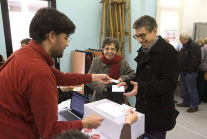 El candidato a las primarias del PSC Jordi Martí (d) acompañado de su madre (c) en el centro Casa Groga.