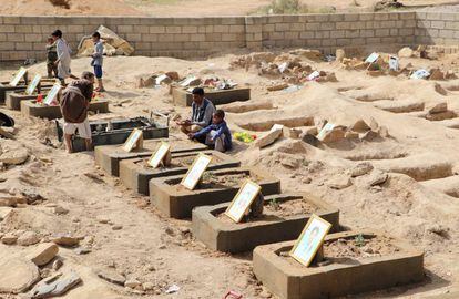 Un hombre y su hijo rezan la muerte de un familiar tras un ataque aéreo en Saada (Yemen).
 