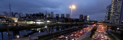 Atasco en São Paulo. El ascenso de la clase media ha multiplicado la venta de coches. En la capital financiera del país ya circulan siete millones de vehículos.