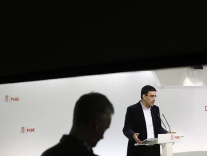 El portavoz de la gestora del PSOE, Mario Jim&eacute;nez, en una rueda de prensa.