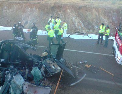 Los agentes de la Guardia Civil, los bomberos y los servicios sanitarios trabajan en el siniestro en el que han fallecido siete personas en una carretera cercana a Oliva de Mérida (Badajoz).