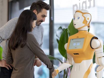 ARI, el robot social de PAL Robotics.