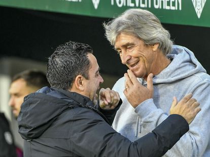 Manuel Pellegrini y Xavi Hernández se saludan antes del inicio del partido en el Benito Villamarín.