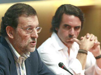Mariano Rajoy (a la izquierda) y José María Aznar, durante la conferencia de clausura de los cursos de FAES.