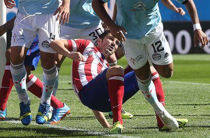 David Villa rodeado por Borja Oubiña, David Costas y Rafinha, cae al suelo durante un lance del partido.