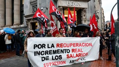Protesta sindical frente a una oficina del BBVA, en Bilbao, este lunes.