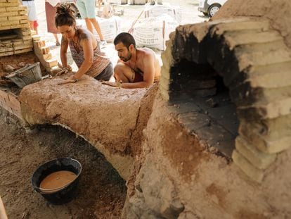 Construcción de un horno con barro durante uno de los cursos del festival Artim en Espinosa de los Monteros (Burgos) el pasado julio.
