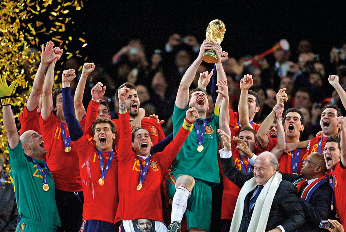 Casillas levantando la copa de Campeones del Mundo EL PAÍS Semanal